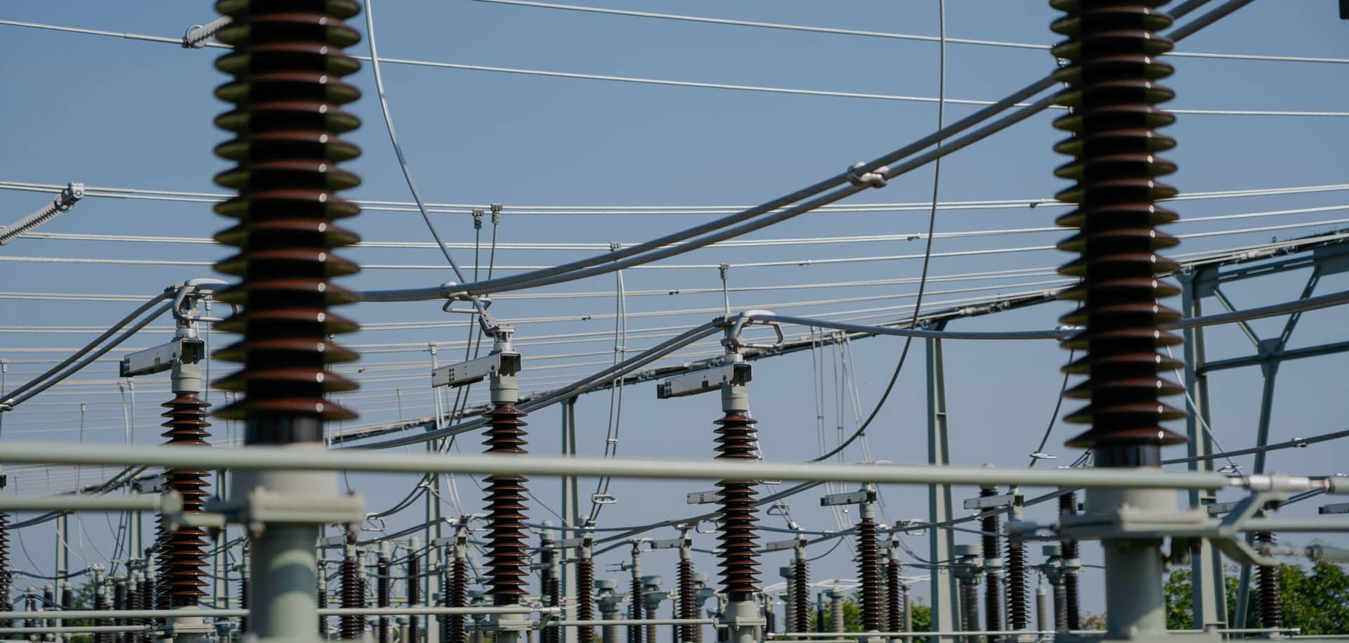 Isolatoren und Freileitungen im Umspannwerk Diesdorf
