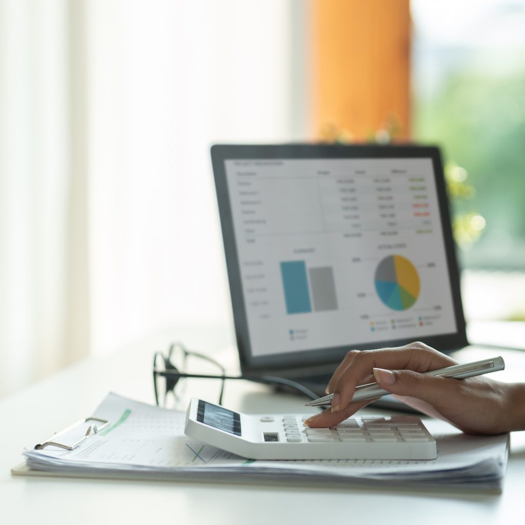 Schaltschrank Hand einer Frau beim Planen des Budgets, mit einem Taschenrechner und Dokumenten